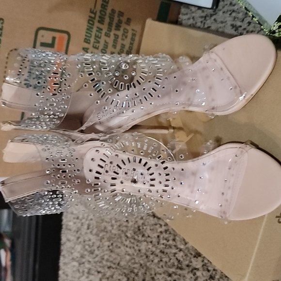 Cape Robbin - Picture 1 of 2